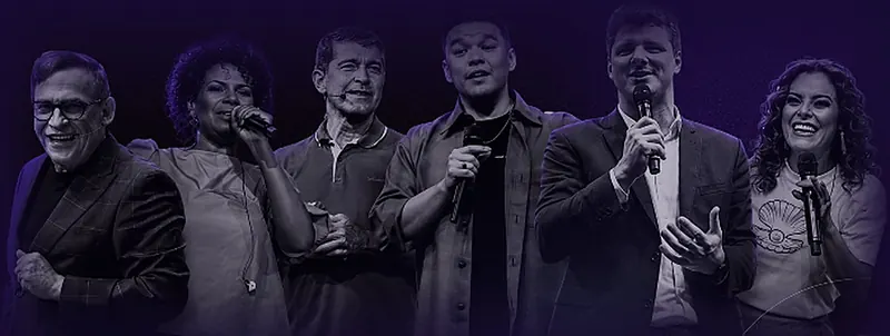 Ministros e líderes que realizam eventos com a E-inscrição, falando ao microfone em palcos de eventos cristãos